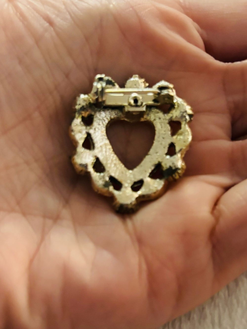 Brooch Heart-Shaped with Green Crystal Pearl Accents and Gold Tone NWOT - Picture 5 of 5